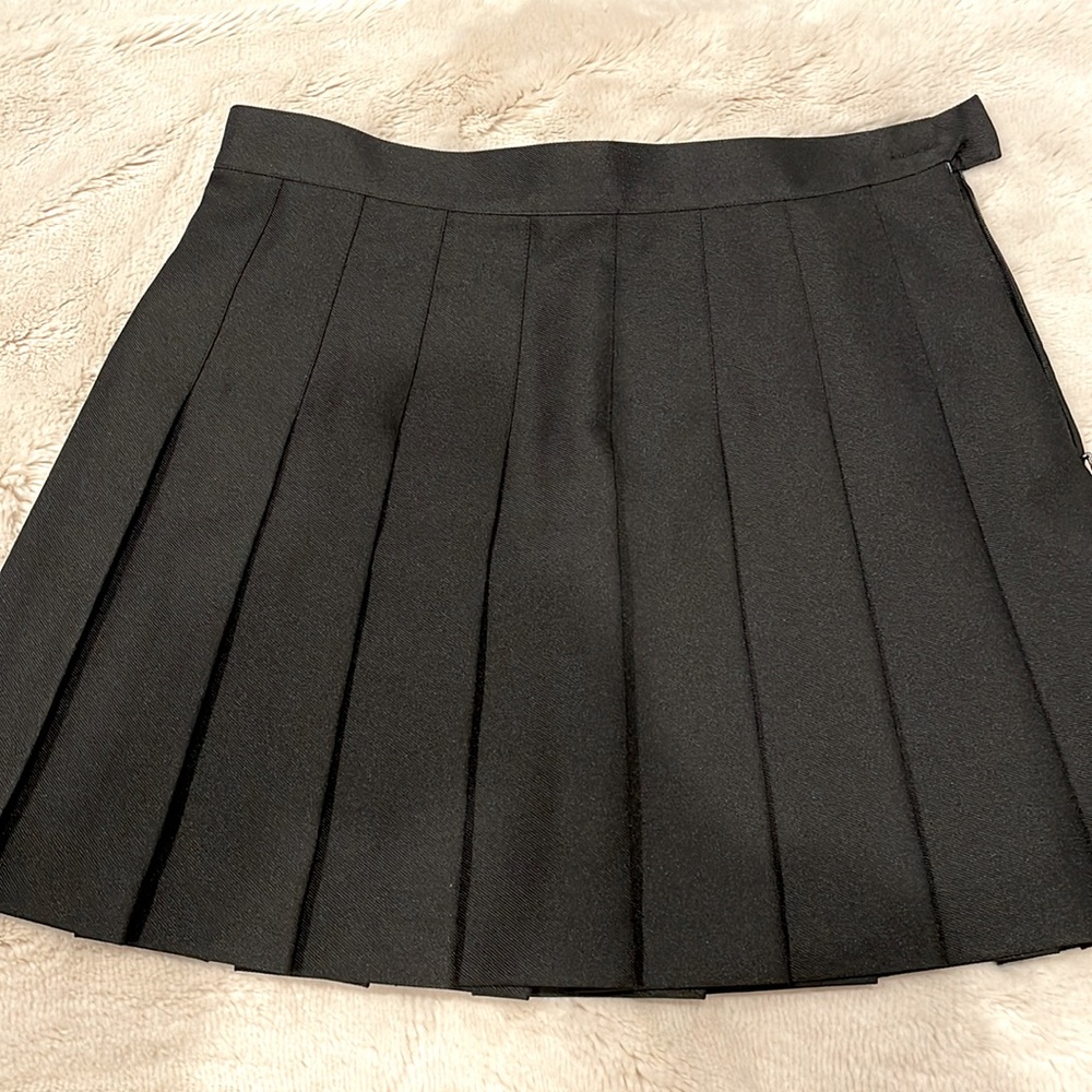 Black pleated short skirt